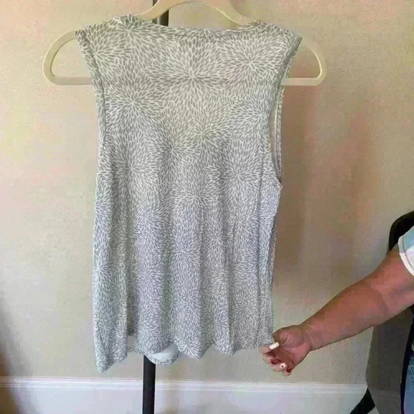 Chicos gray and white mesh top size 1 - Picture 3 of 3